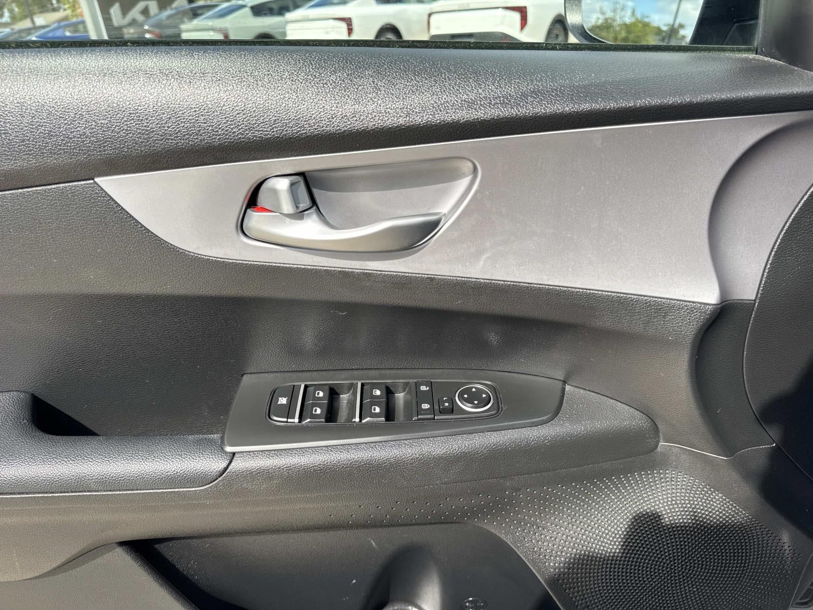 2023 Kia Forte LXS IVT