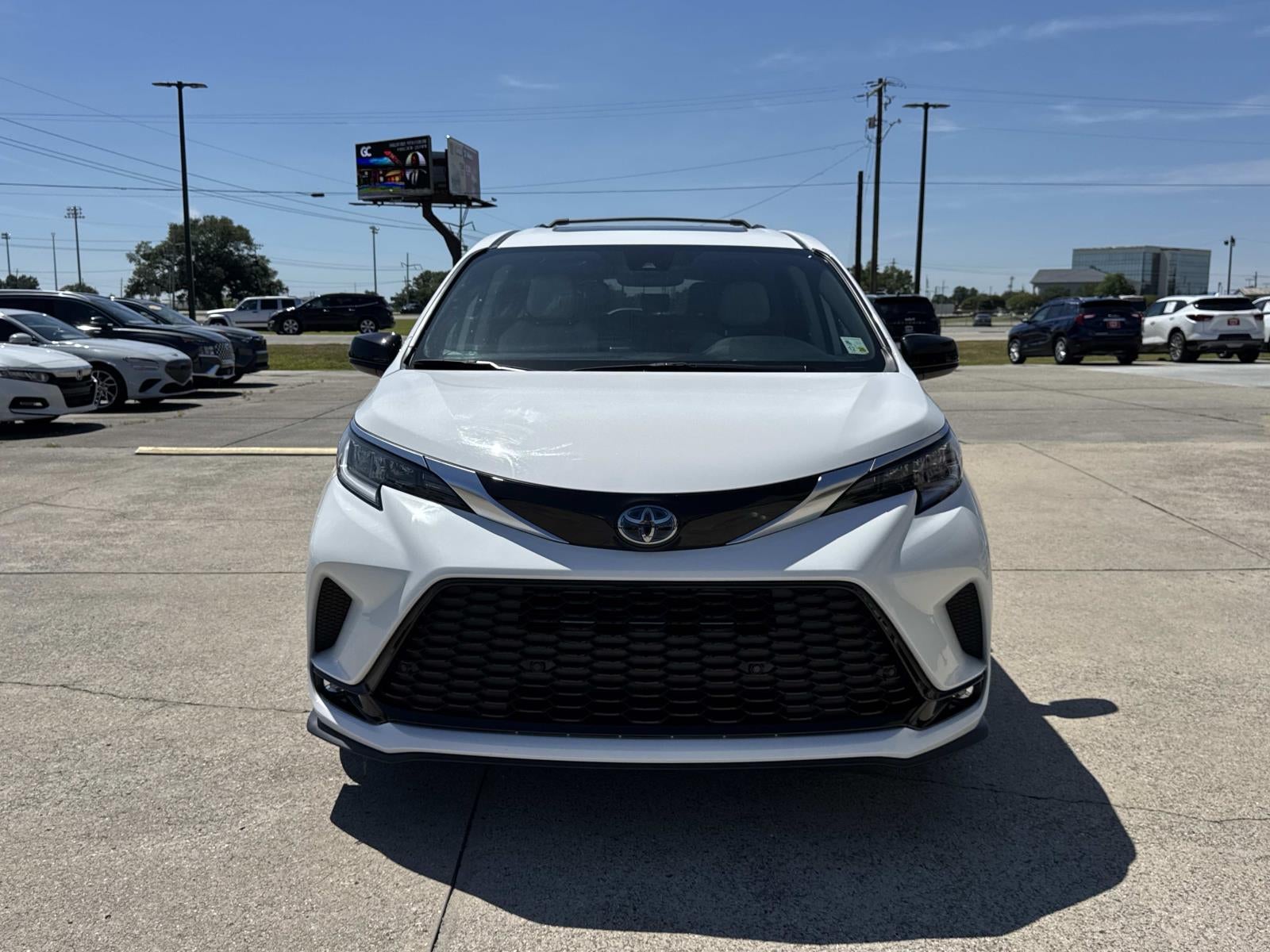 2022 Toyota Sienna XSE FWD 7-Passenger (Natl)