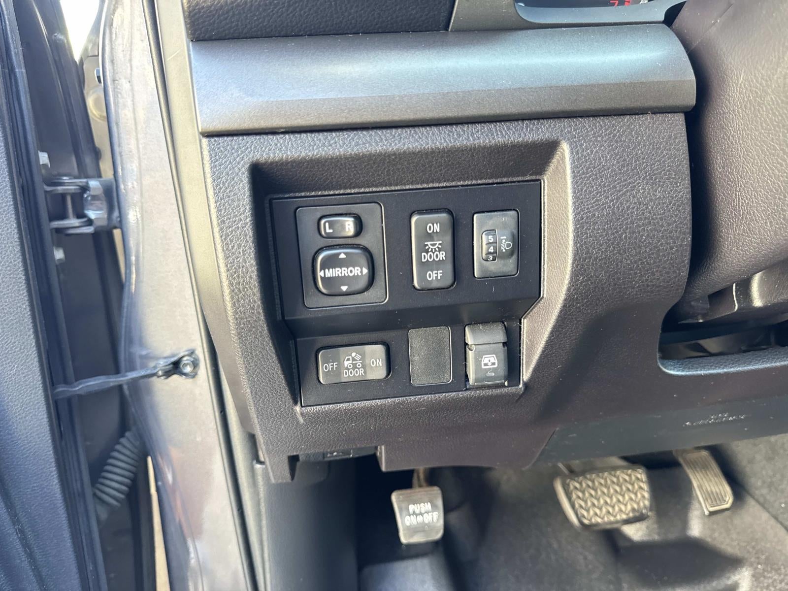 2016 Toyota Tundra 2WD Truck CrewMax 4.6L V8 6-Spd AT SR5 (Natl)