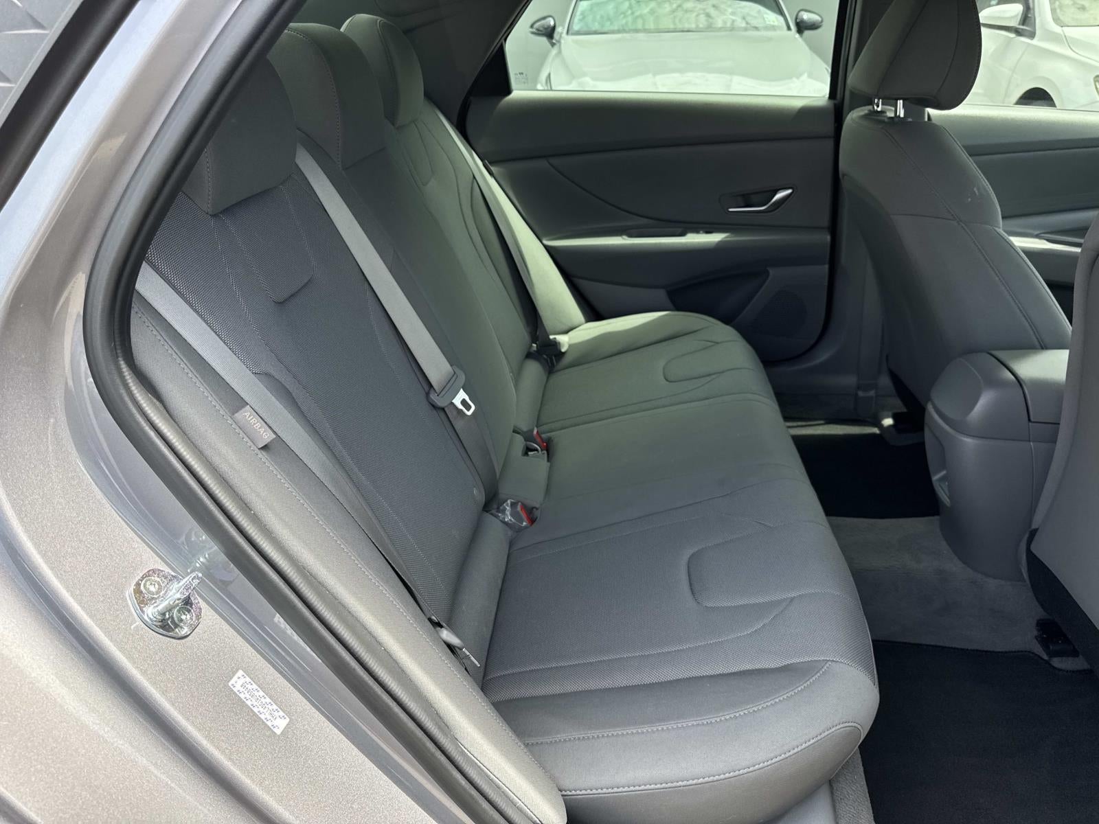 2024 Hyundai Elantra SE IVT