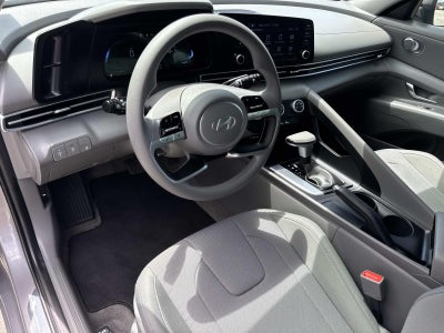 2024 Hyundai Elantra SE IVT