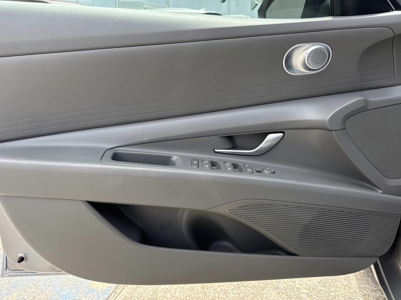 2024 Hyundai Elantra SE IVT
