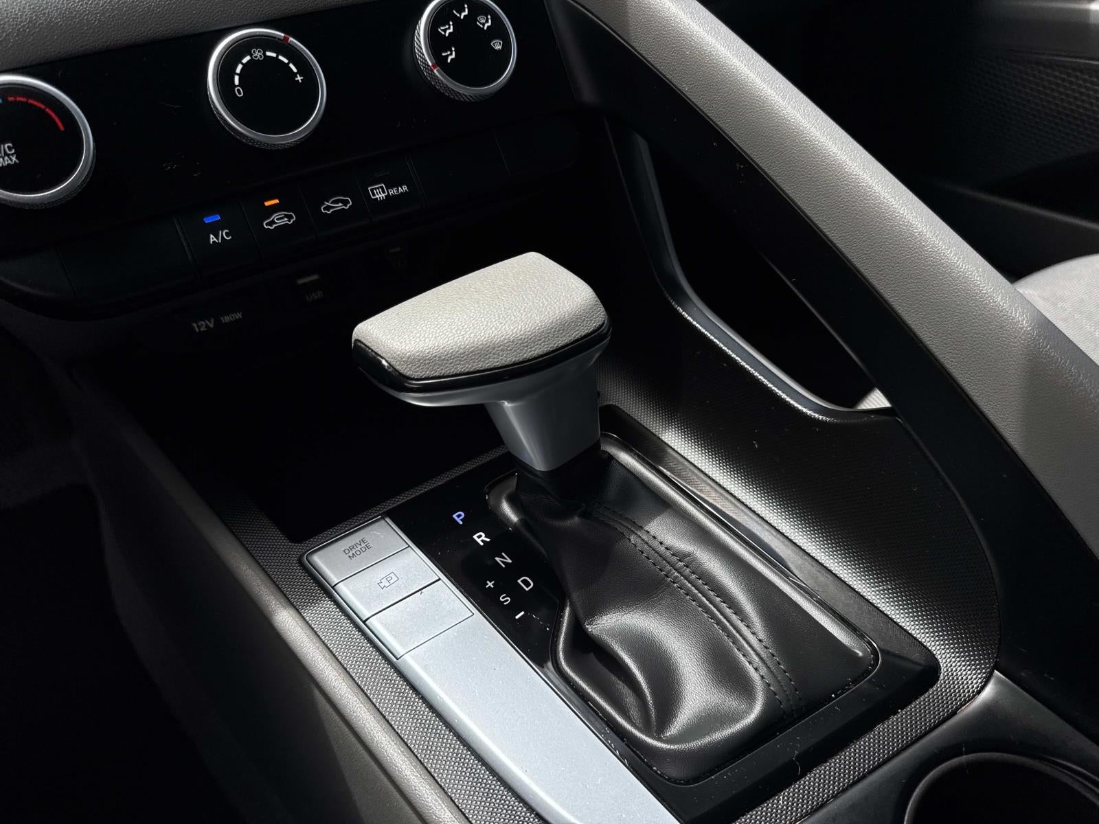 2024 Hyundai Elantra SE IVT