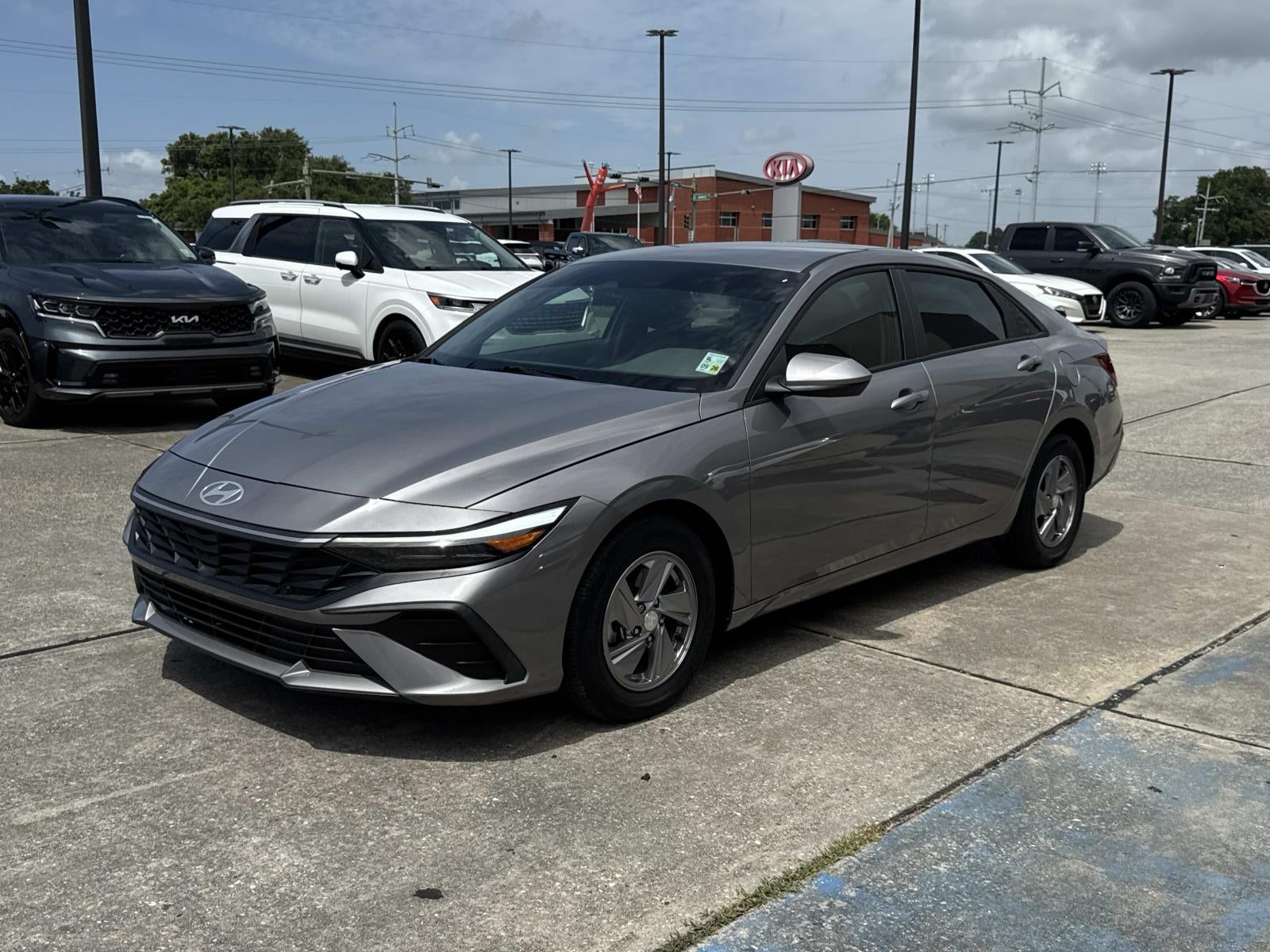 2024 Hyundai Elantra SE IVT