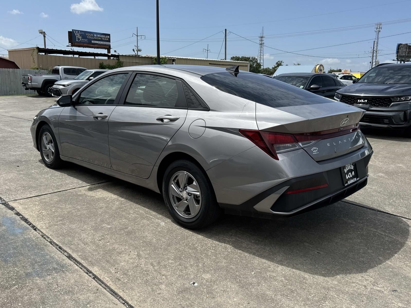2024 Hyundai Elantra SE IVT