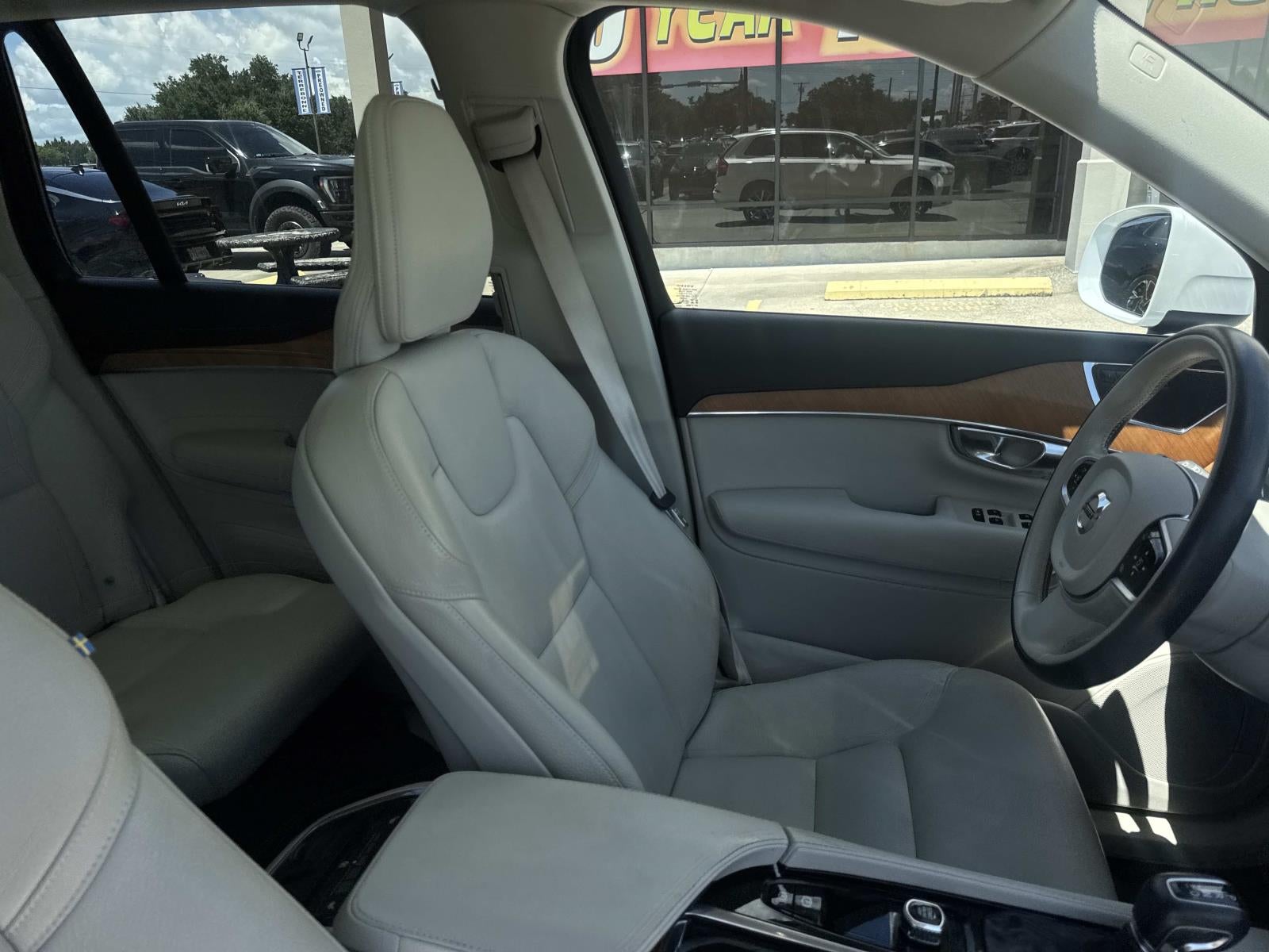 2022 Volvo XC90 T6 AWD Momentum 6P