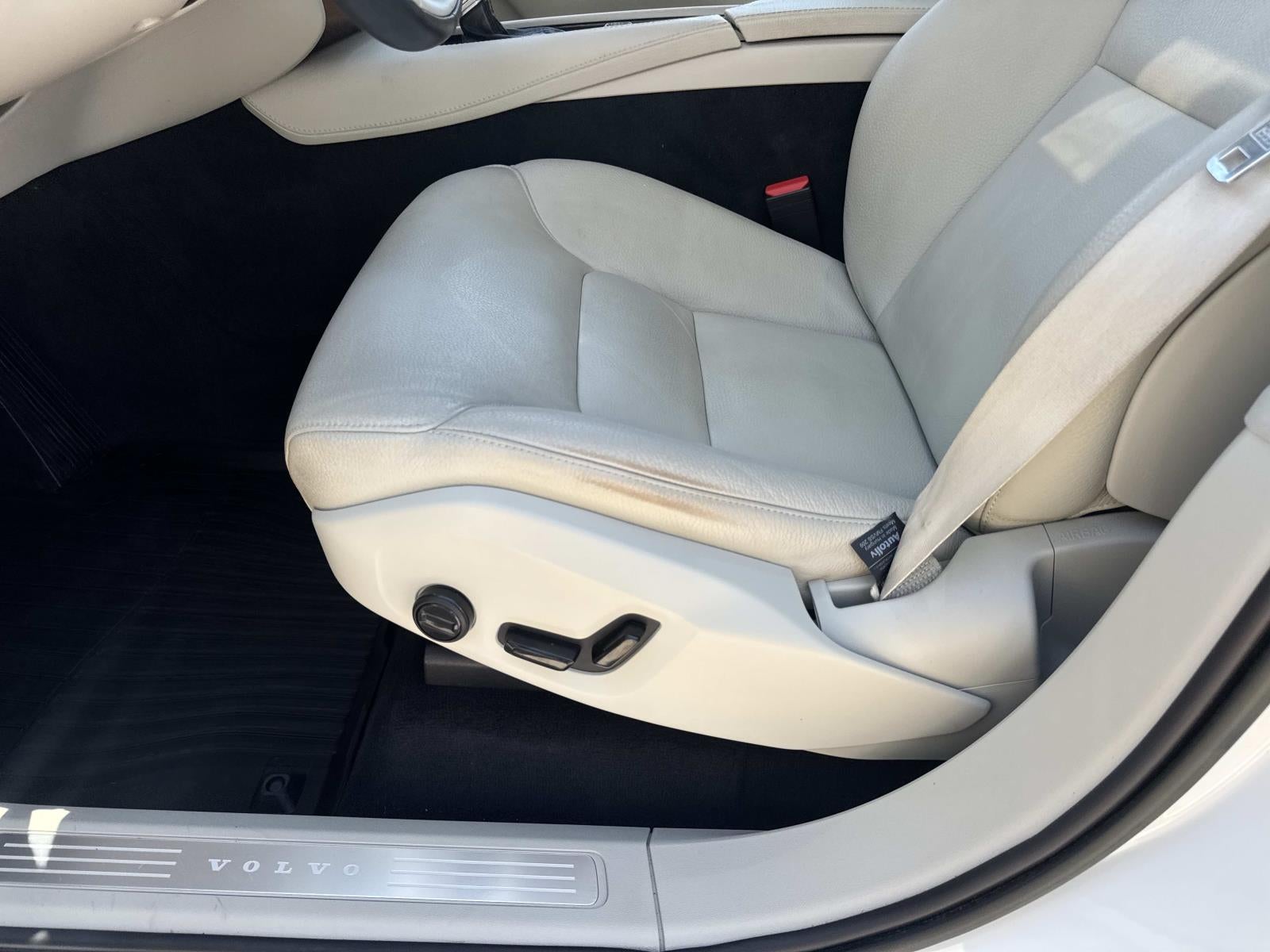 2022 Volvo XC90 T6 AWD Momentum 6P