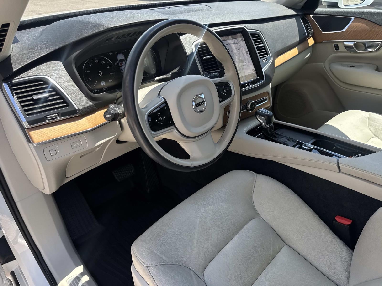 2022 Volvo XC90 T6 AWD Momentum 6P