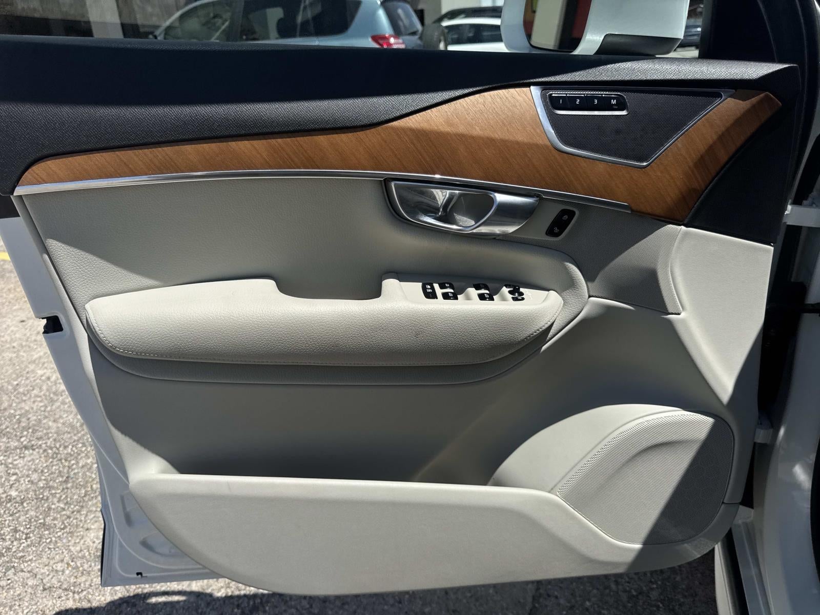 2022 Volvo XC90 T6 AWD Momentum 6P