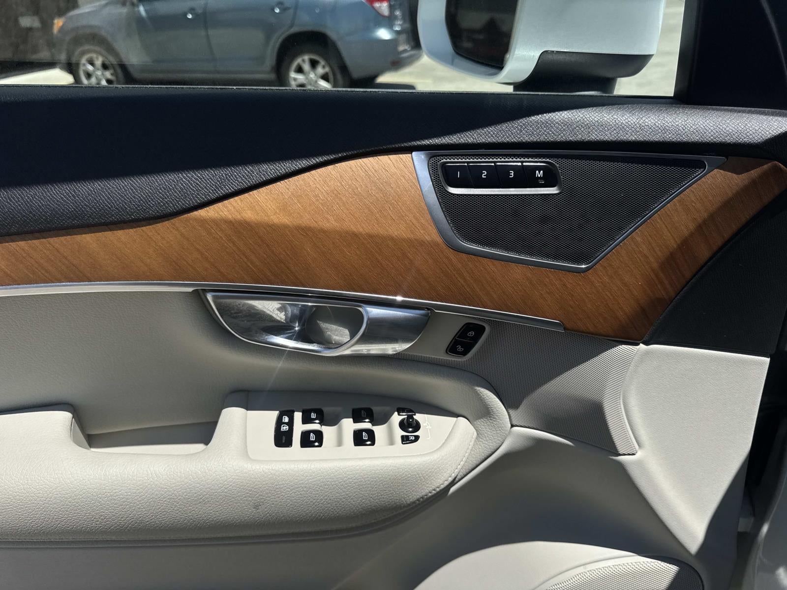 2022 Volvo XC90 T6 AWD Momentum 6P
