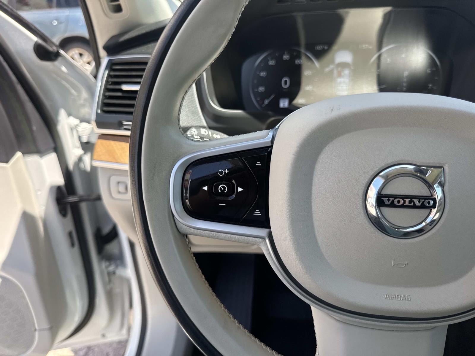 2022 Volvo XC90 T6 AWD Momentum 6P